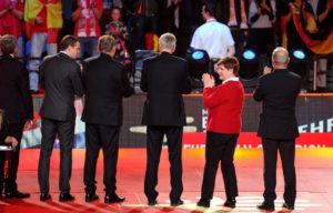 Premier Szydło podczas pamiętnej ceremonii zamknięcia ME w piłce ręcznej. Fot. Łukasz Krajewski, “Gazeta Wyborcza”.