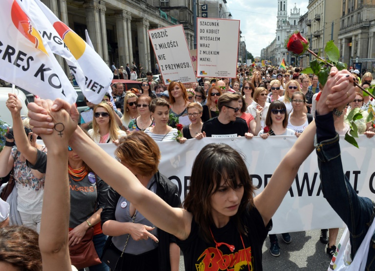 Manifestation à Varsovie contre l'interdiction de l'avortement, le 18 juin 2016© AFP