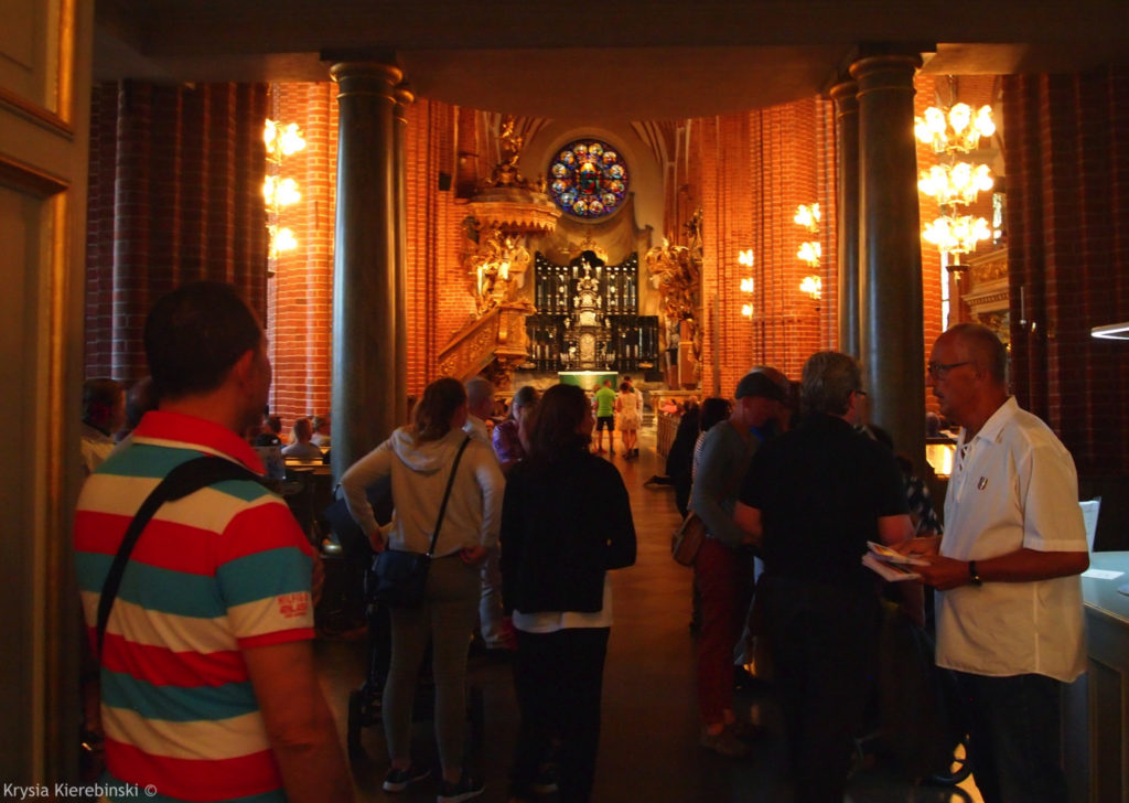 Na krótko przed roypoczęciem nabożeństwa kościół jest już zapełniony. Przy wejściu roydawane są broszurki z porządkiem liturgii i tekstami psalmów.