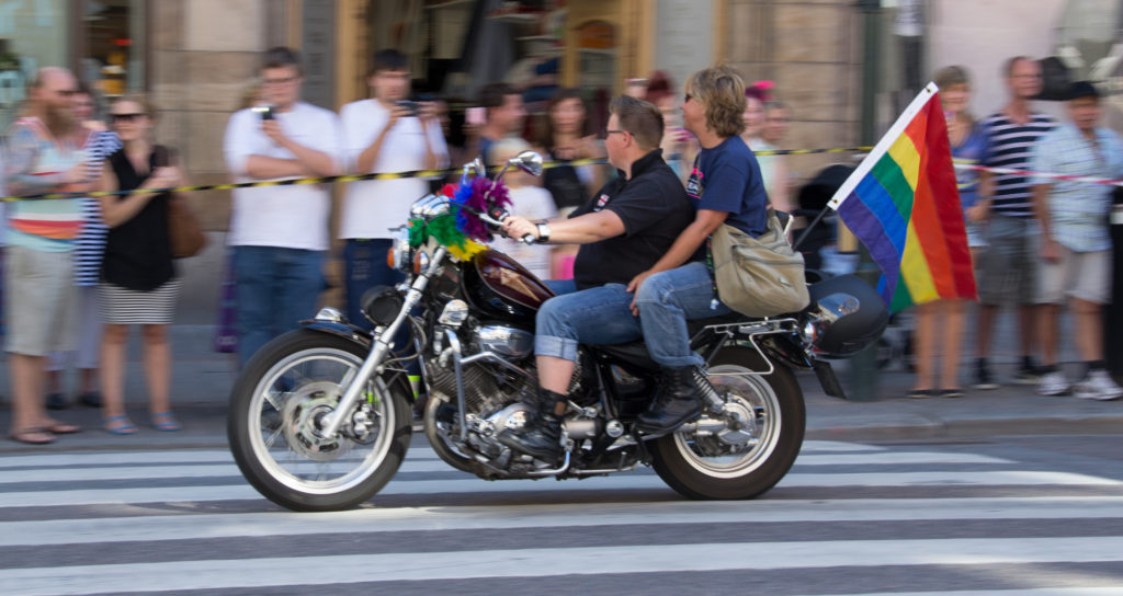 Z otwartego archiwum Wikipedia Commons https://upload.wikimedia.org/wikipedia/commons/4/4b/Stockholm_pride_2013_%289481721695%29.jpg