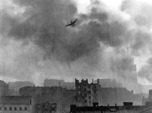 Z otwartego archiwum Wikipedia Commons https://commons.wikimedia.org/wiki/File:Warsaw_Uprising_stuka_ju-87_bombing_Old_Town.jpg