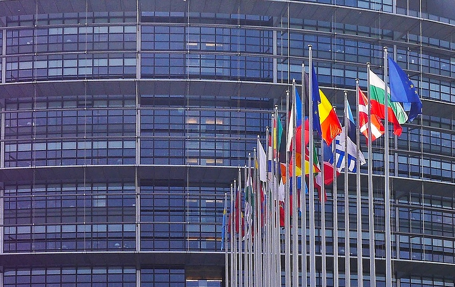 Z archiwum Pixabay https://pixabay.com/en/european-parliament-strasbourg-flags-1274765/