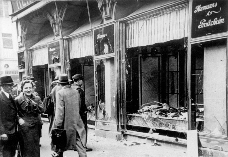 Magdeburg, 1938. Zniszczone sklepy żydowskich właścicieli. Z otwartego archiwum Wikipedii https://en.wikipedia.org/wiki/Kristallnacht#/media/File:Bundesarchiv_Bild_146-1970-083-42,_Magdeburg,_zerstörtes_jüdisches_Geschäft.jpg