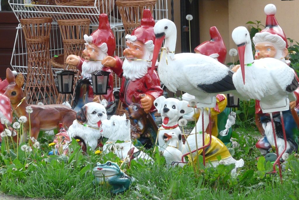 Fot. Piotrus, otwarte archiwum Wikimedia Commons https://commons.wikimedia.org/wiki/File:Garden_gnomes_and_other_garden_kitsch.JPG