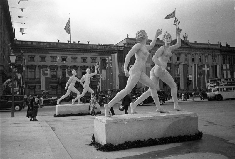 Berlin, Olimpiada 1936. Z otwartego archiwum Wikipedii https://en.wikipedia.org/wiki/Art_of_the_Third_Reich#/media/File:Olympics_in_Berlin_1936.jpg