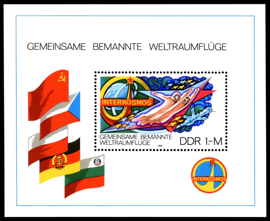 Znaczek pocztowy wyemitowany z okazji programu Interkosmos https://pl.wikipedia.org/wiki/Program_Interkosmos Z otwartego archiwum Wikipedii https://pl.wikipedia.org/wiki/Program_Interkosmos#/media/File:Stamps_of_Germany_(DDR)_1980,_MiNr_Block_058.jpg