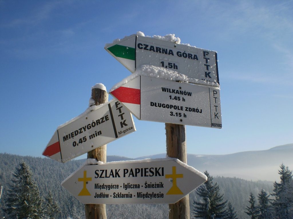 Z archiwum Pixabay https://pixabay.com/en/winter-mountains-signpost-sign-449773/