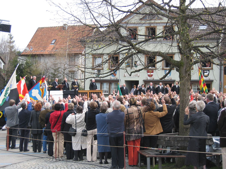 Szwajcaria, Appenzeller. Przykład demokracji bezpośredniej; obywatele decydują o dotyczących ich sprawach zebrani na wiecach. Fot. Wihler. Z archiwum Wkimedia Commons https://commons.wikimedia.org/wiki/File:Appenzeller_Landsgemeinde.jpg