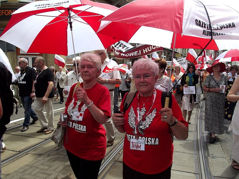 Kraków, 16 czerwca 2013, marsz w obronie telewizji Trwam. Fot. Piotr Drabik. Z archiwum Wikimedia Commons https://commons.wikimedia.org/wiki/File:Członkinie_klubu_%22Gazety_Polskiej%22_(9213538919).jpg