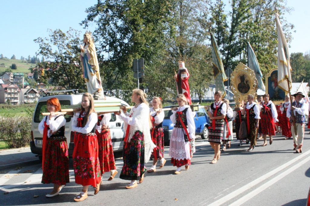 Odpust w Krościenku, również takie uroczystości organizują Rady Parafialne. Fot. Happa. Z owartego archiwum Wikipedii https://pl.wikipedia.org/wiki/Odpust_parafialny#/media/File:POL_Krościenko_nD_-_odpust_-_procesja.JPG