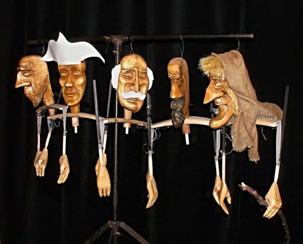 Fot. Zdenet, otwarte archiwum Pixabay https://pixabay.com/en/puppets-theater-stand-art-113056/