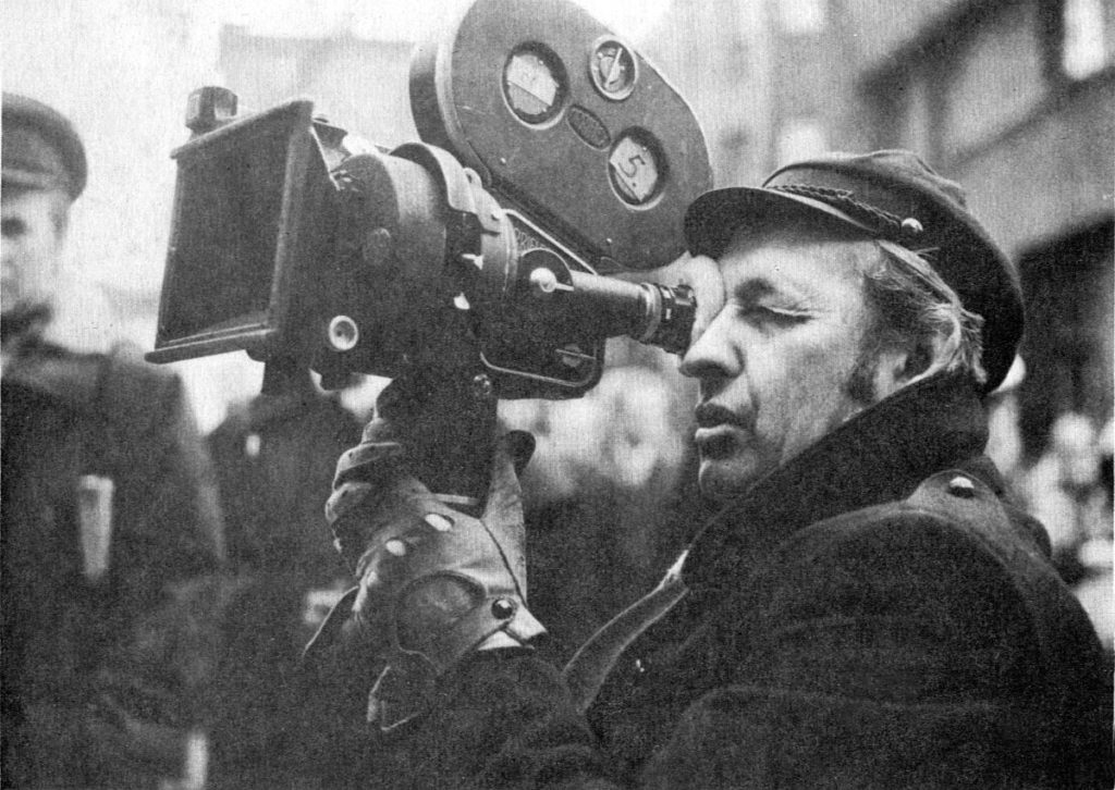 Andrzej Wajda, ur. 2.03.1926 w Suwałkach. Reżyser filmowy i teatralny, senator, Kawaler Orderu Orła Białego, założyciel krakowskiego centrum sztuki japońskiej "Manggha". Fotografia przedstawia reżysera przy pracy nad filmen "Ziemia Obiecana" 1974. Fotograf nieznany. Z otwartego archiwum Wikipedii https://en.wikipedia.org/wiki/Andrzej_Wajda#/media/File:Andrzej_Wajda_1974.jpg