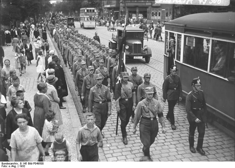 1932 Berlin, SA w marszu propagandowym, z otwartego archiwum Wikipedii https://en.wikipedia.org/wiki/Nuremberg_Laws#/media/File:Bundesarchiv_B_145_Bild-P049500,_Berlin,_Aufmarsch_der_SA_in_Spandau.jpg