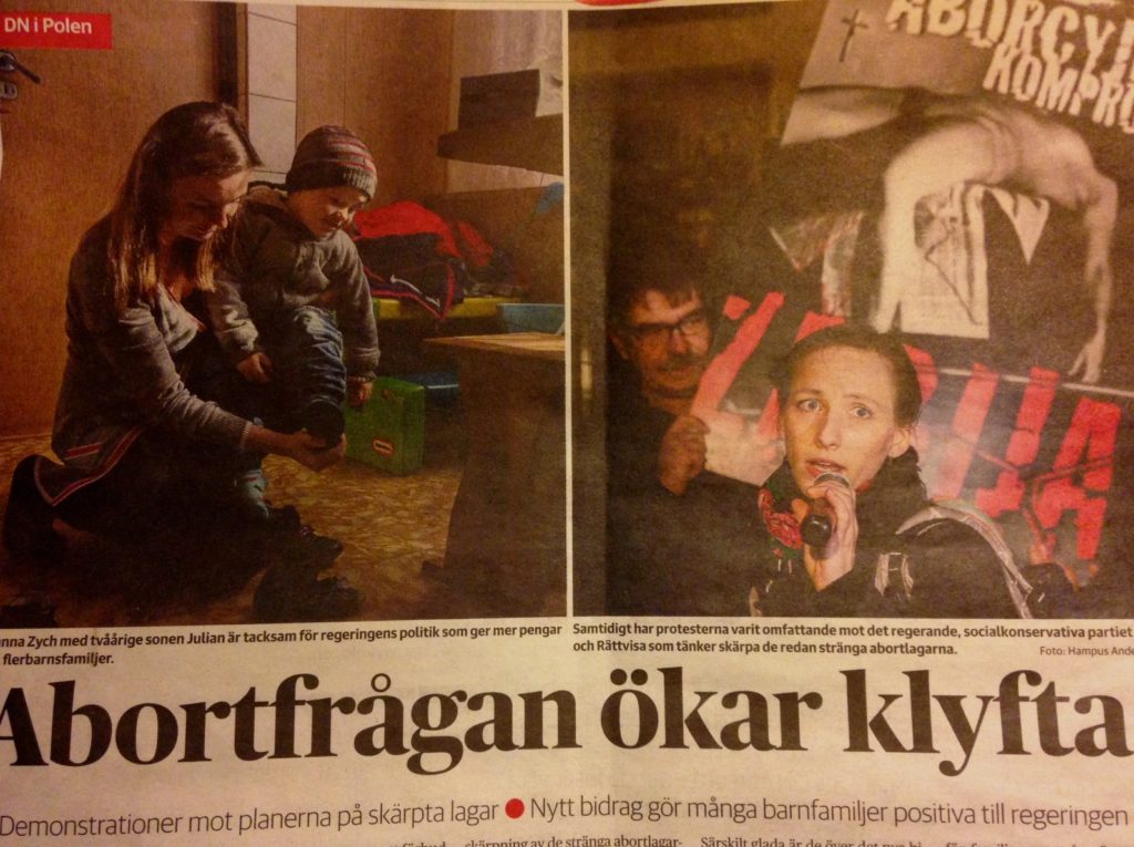 Strona tytułowa gazety Dagens Nyheter z 17.10.2016: "Kwestia aborcji pogłębia rozłam". Z lewej: Hanna Zych z dwuletnim Julianem, wdzięczna za 500+, z prawej: czarny protest po domen Jarosława Kaczyńskiego, fot. Czarek Sokołowski AP