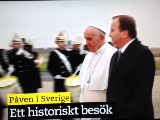 Malmö, 31.10. 2016. Papież Franciszek witany na lotnisku przez premiera Szwecji Stefana Lövfena.