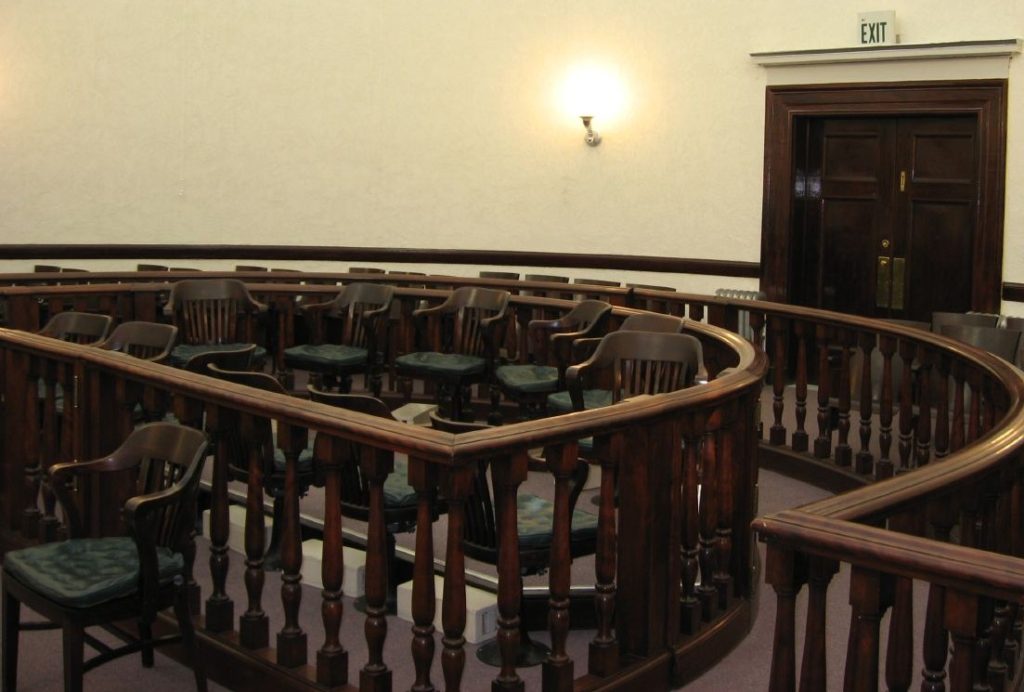 Fot. Ken Lund, z otwartego archiwum Wikipedii https://pl.wikipedia.org/wiki/Ława_przysięgłych#/media/File:Jury_box_cropped.jpg