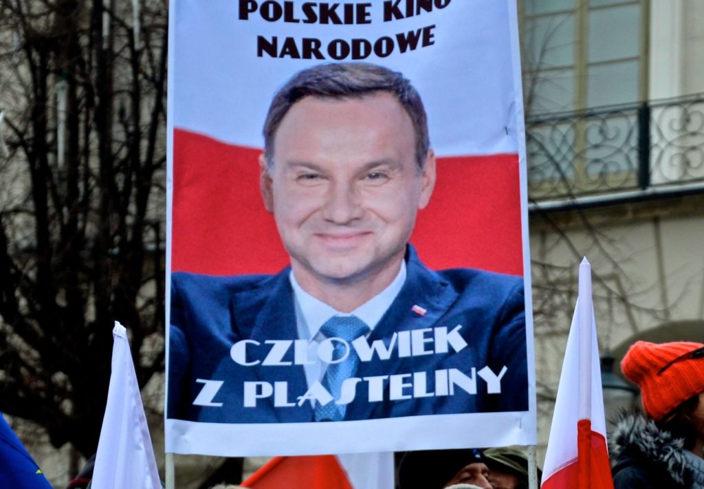 Fot. Wikimedia Commons https://commons.wikimedia.org/wiki/File:02016_Plakat-Slogans_gegen_Präsident_Duda_(in_der_Mitte_Mirosława_Nykiel).JPG