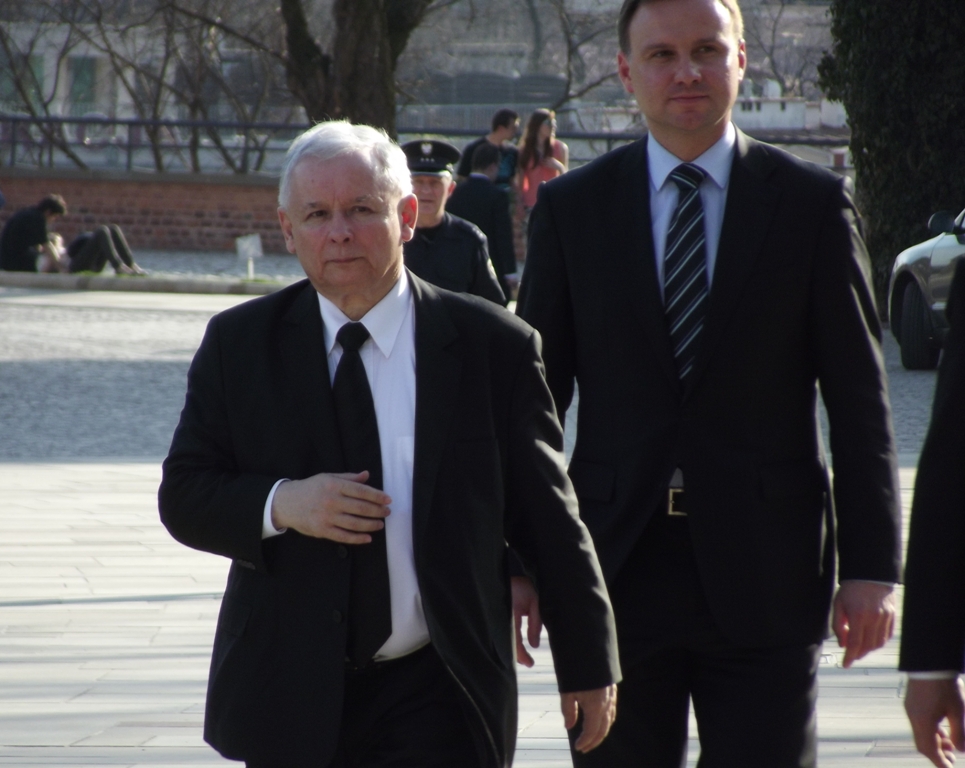 Fot. Piotr Drabik, z otwartego archiwum Wikimedia Commons https://commons.wikimedia.org/wiki/File:Jarosław_Kaczyński_(8736182554).jpg