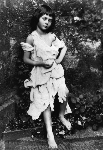 Alice Liddell jako żebraczka. Fot. Lewis Carroll.