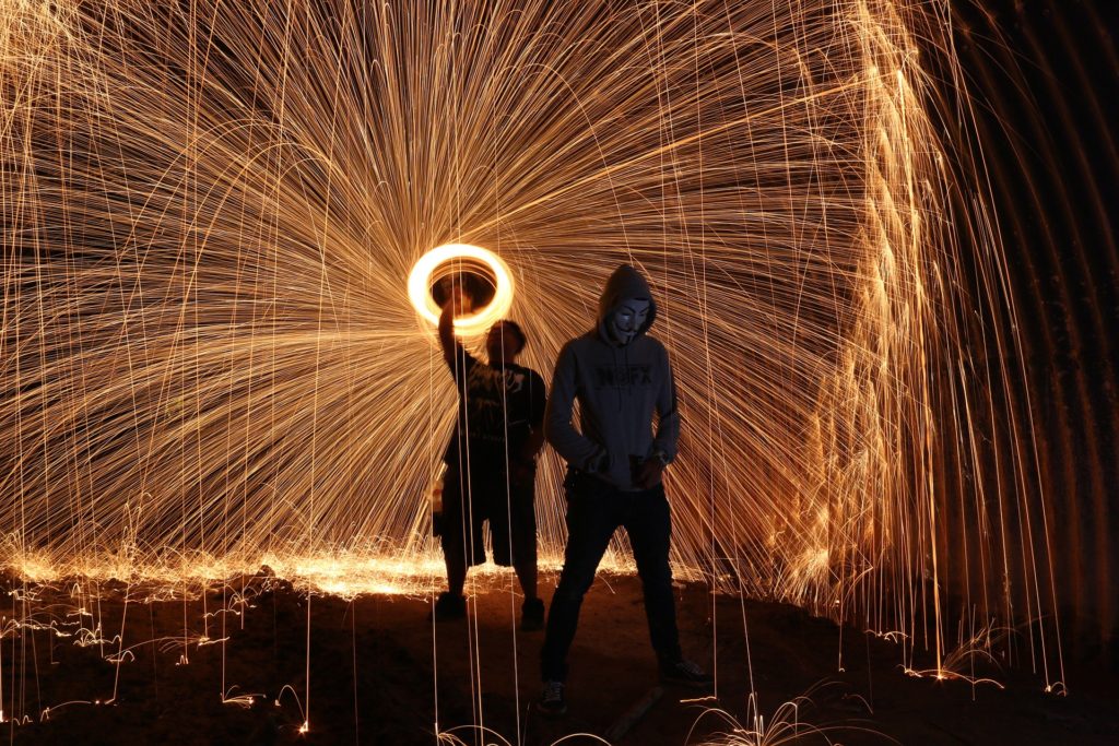 Fot.5zal, Pixabay https://pixabay.com/sv/steelwool-firespin-konst-människor-477318/